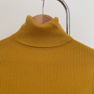 Uniqlo extra fine wool ribbed turtleneck sweater